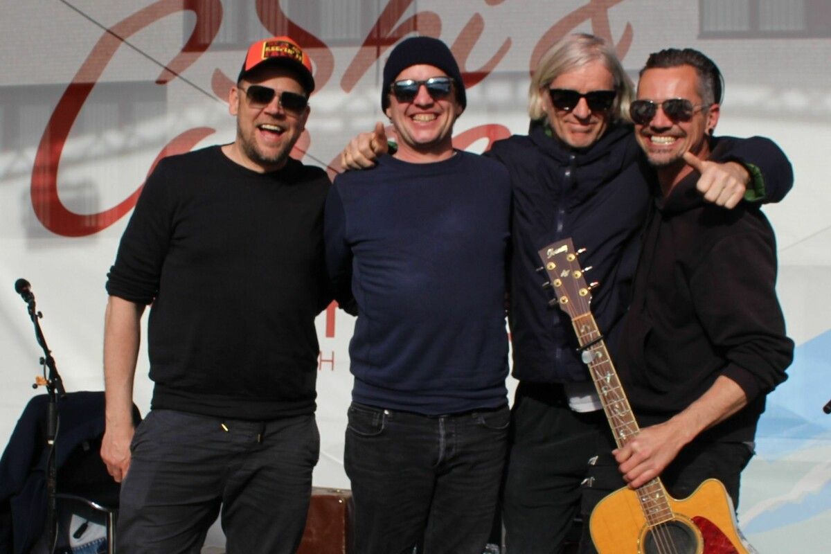 Zweiter Vorarlberg-Beitrag: „Eule“ Gernot Beck (l.) und „Falke“ Falco Luneau (r.) im Bild mit Event-Manager Wolfi Preuß und Philipp Lingg beim Ski&Concert-Auftritt 2025. ⇒Peter strauss (3)