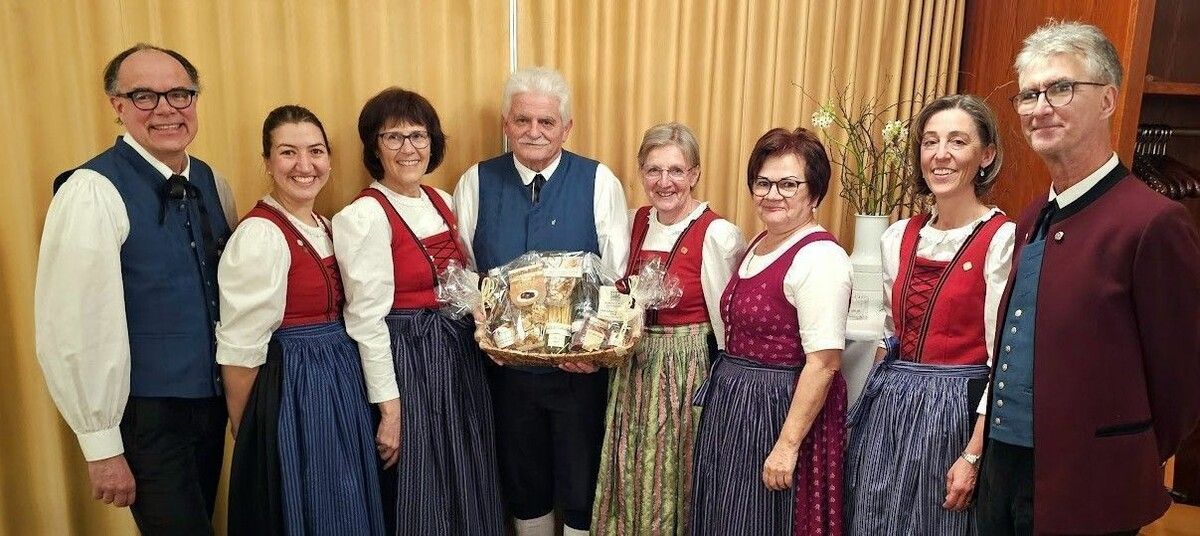 50 Jahre im Dienst der Trachtengruppe Rankweil: Herbert Frei (Mitte) wurde geehrt und gefeiert.⇒privat