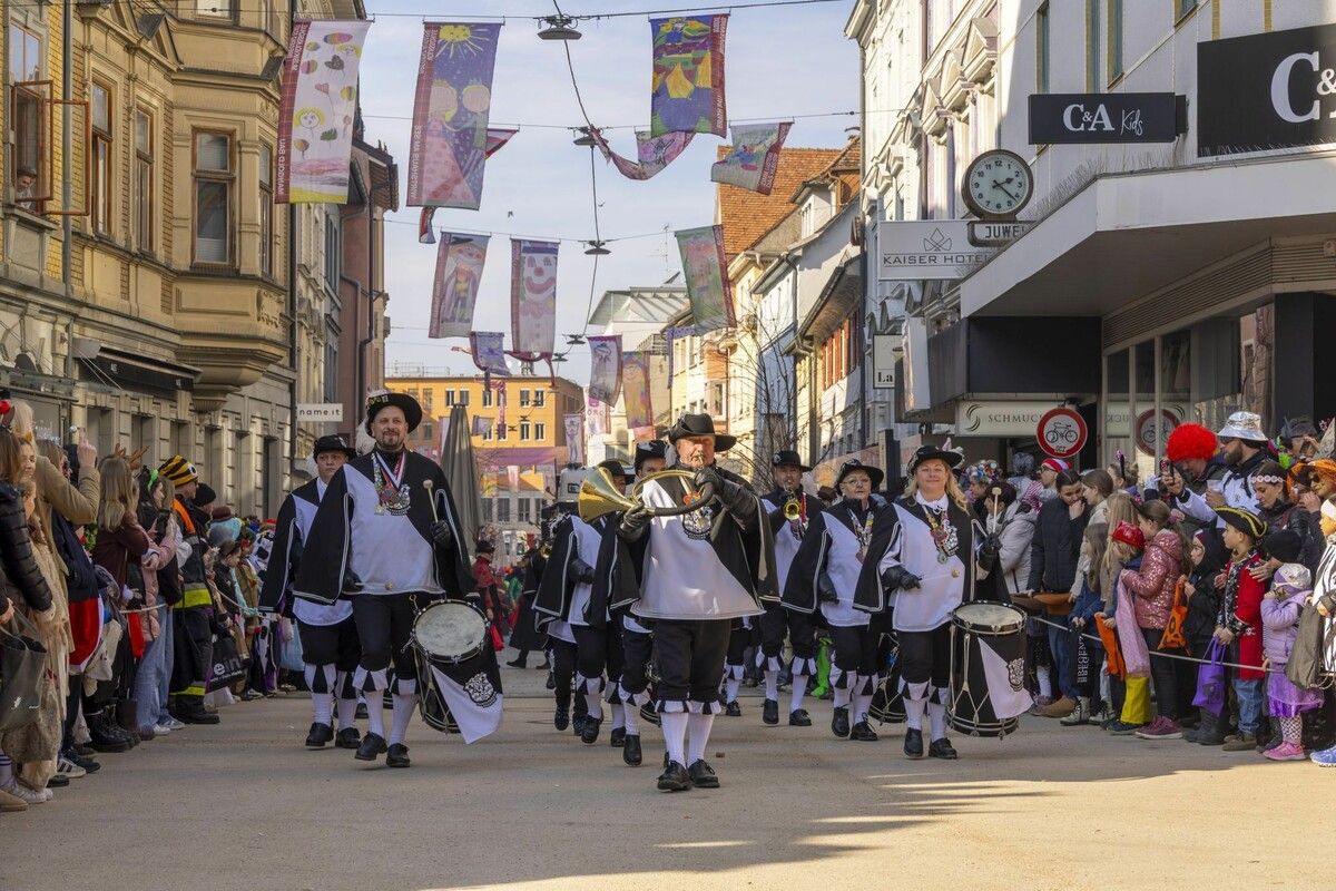 Absperrungen bei Umzügen dienen der Sicherheit der Mäschgerle.⇒VN