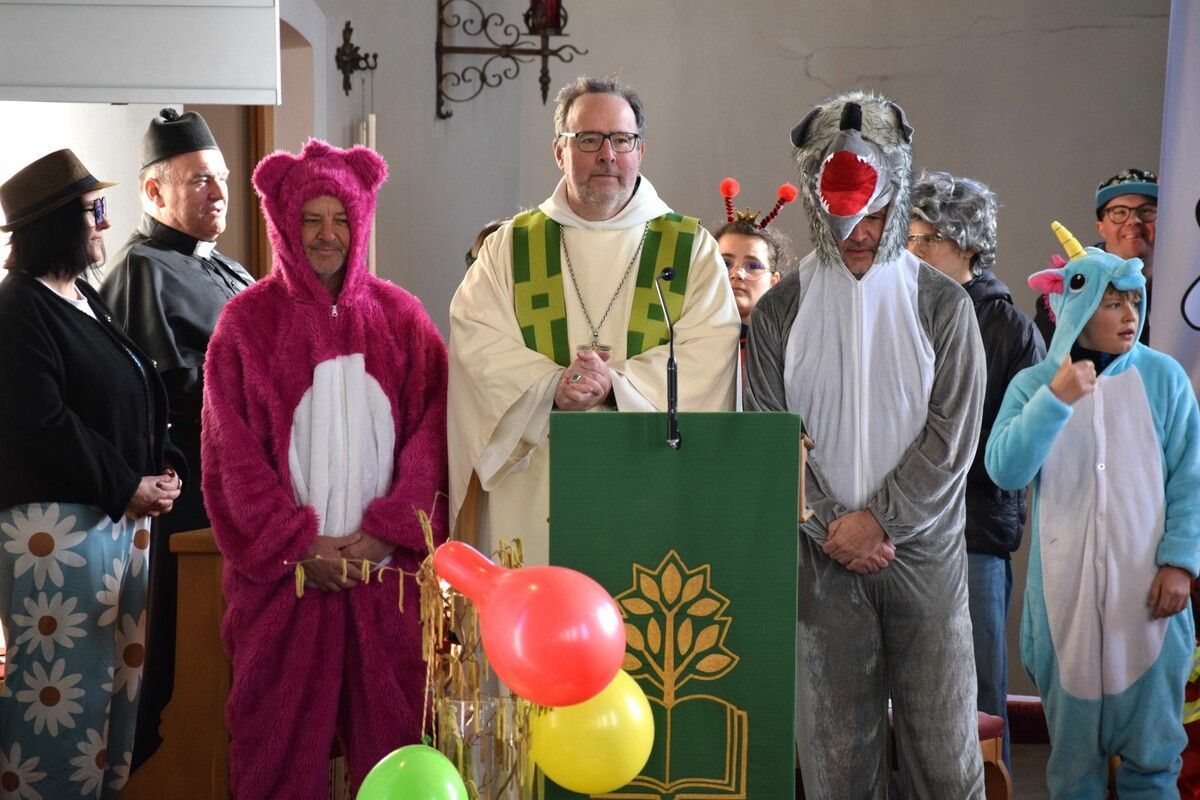 Abt Vinzenz feierte mit einer bunten Faschingsgemeinde den Gottesdienst.⇒me