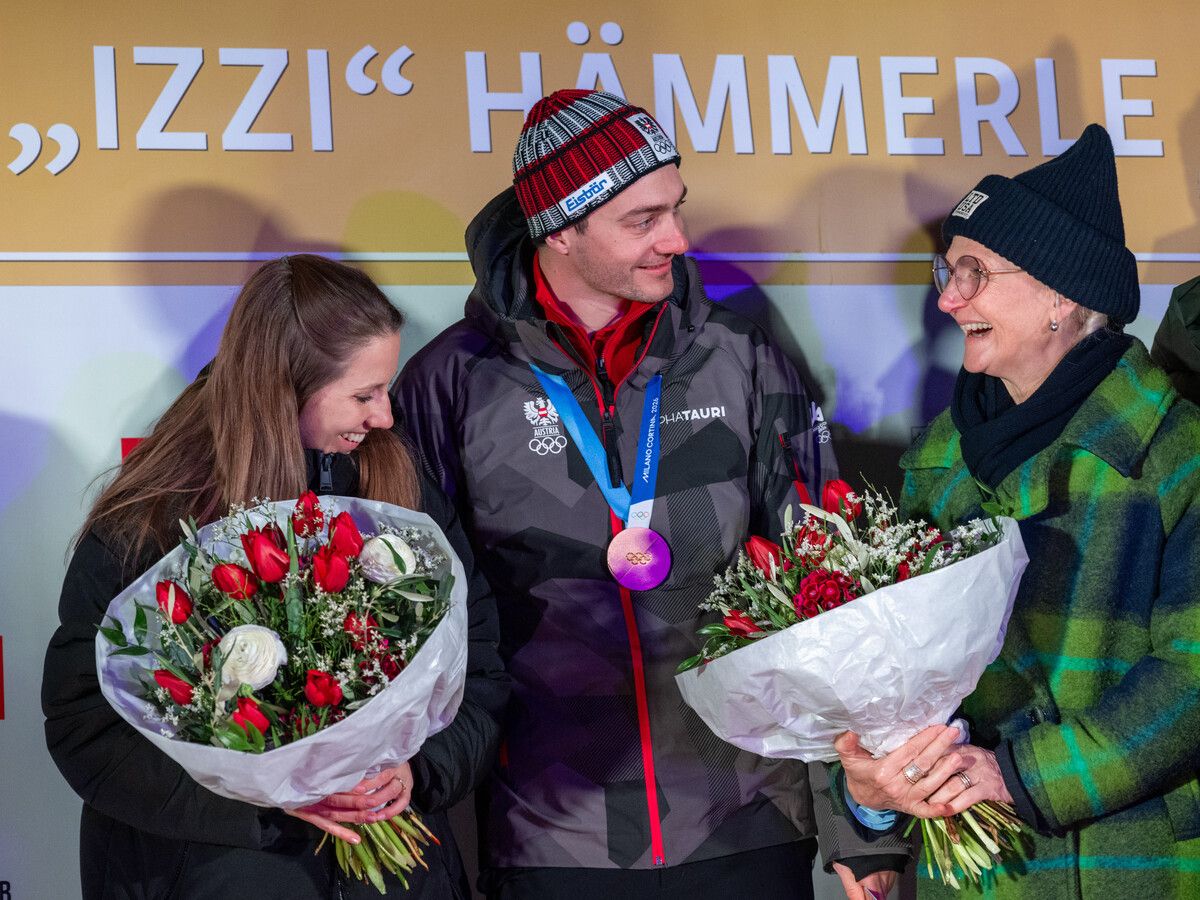 Alessandro „Izzi“ Hämmerle auf der Bühne anlässlich seines Empfangs in Gaschurn mit Julia, seiner Ehefrau, und seiner Mutter Caterina.⇒???