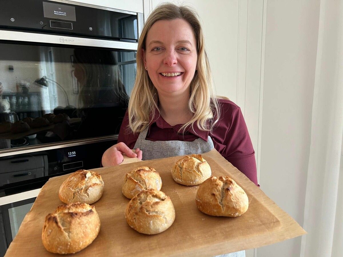 Alexandra Frick präsentiert ein Rezept für leckere Brötchen. ⇒AFB
