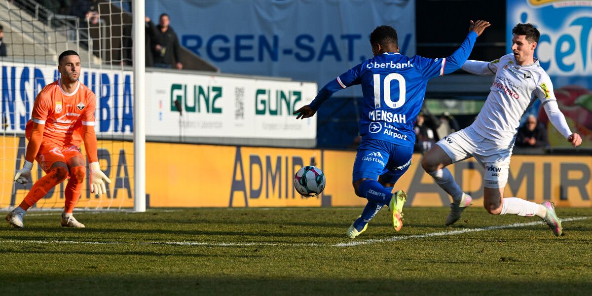 Altach-Keeper Dejan Stojanovic (links) lobt das Zusammenspiel mit seinen Vorderleuten, im Bild Benedikt Zech.⇒gepa