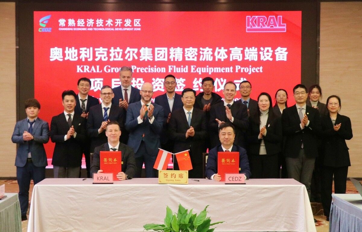 Am 20. Jänner 2026 wurden die Verträge für das neue Werk unterzeichnet. Am Tisch sitzend links KRAL-Geschäftsführer Otmar Kräutler.⇒FA