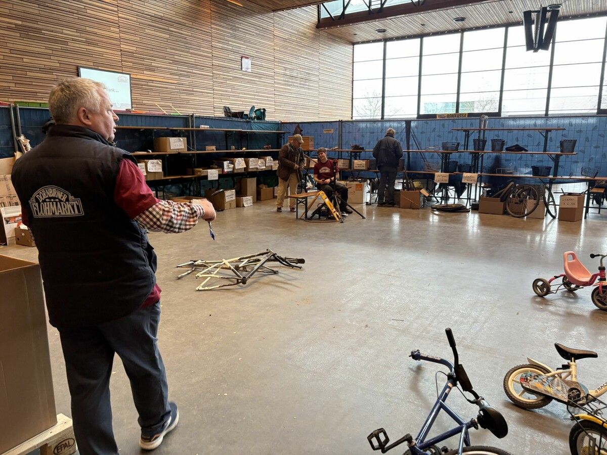 Am Ende des Flohmarkts leeren sich die Verkaufsstände sichtlich. Fäßler unterstützt überall, wo er gebraucht wird.