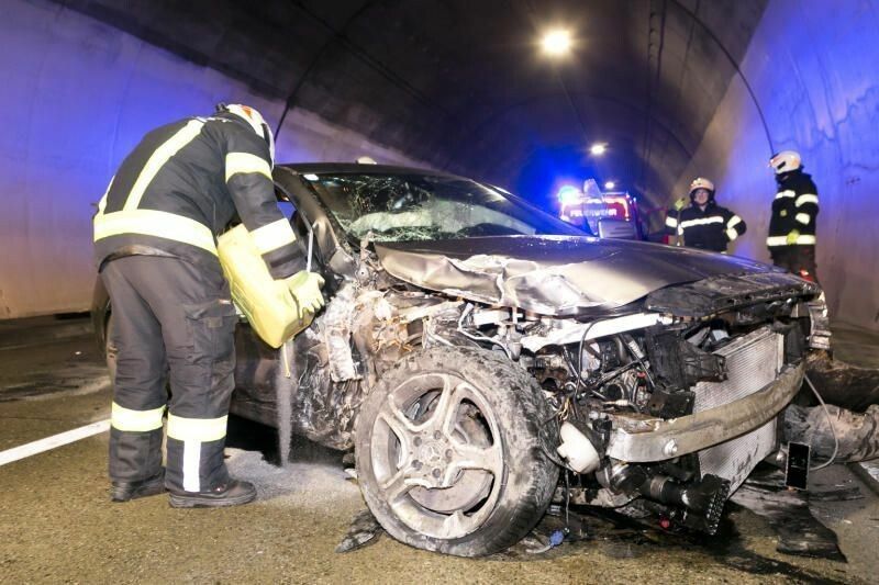 Am Fahrzeug entstand Totalschaden.⇒d. mathis