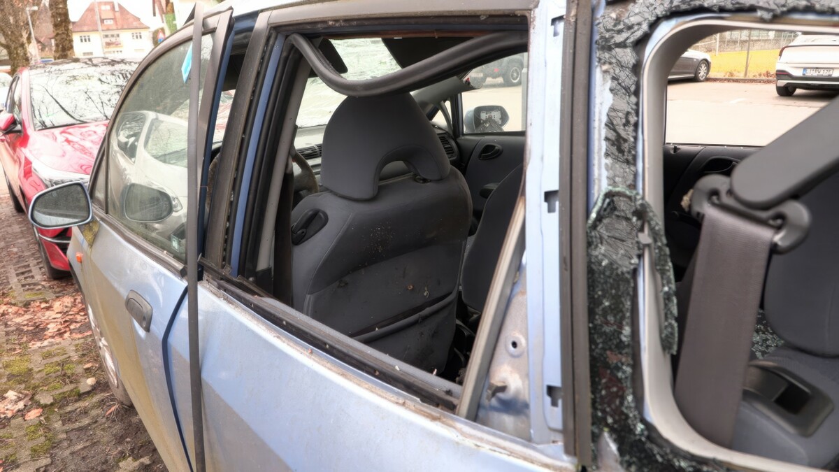 Am Sonntagnachmittag kam es zu einer heftigen Explosion an einem abgestellten Auto am Friedhof St. Gallus-Blumenstraße. ⇒VOL.AT