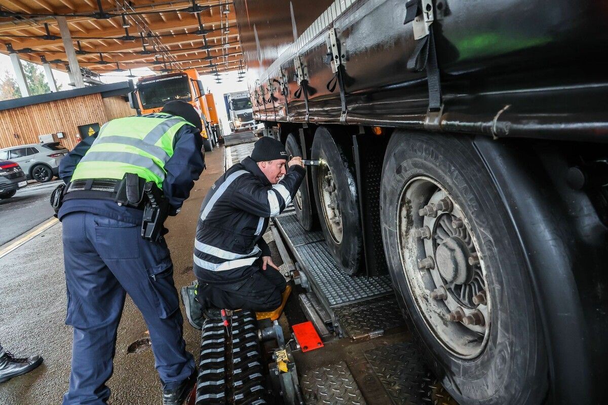 Andreas Orgler von der Asfinag kontrolliert Bremsen, Stabilisatoren und Radlager. ⇒VN/PS