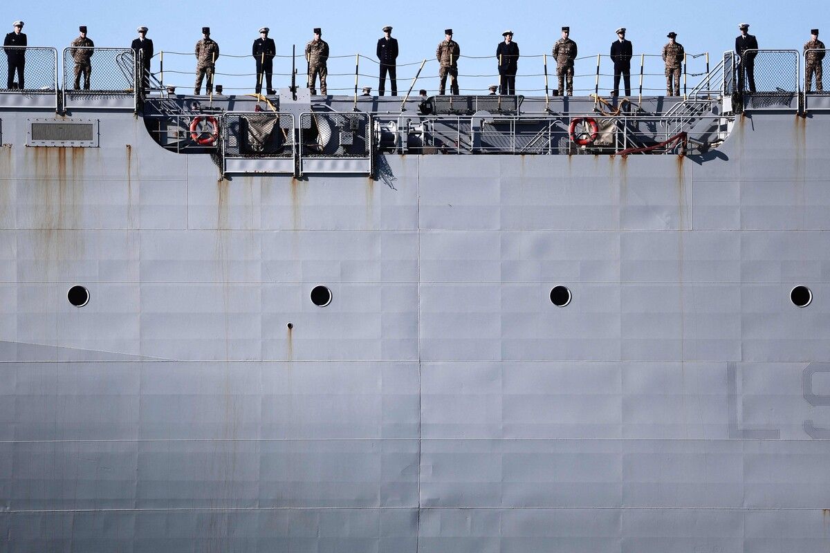 Angehörige der französischen Marine stehen kurz vor dem Start zu einer fünfmonatigen Mission auf dem Deck des amphibischen Hubschrauberträgers Dixmude. 