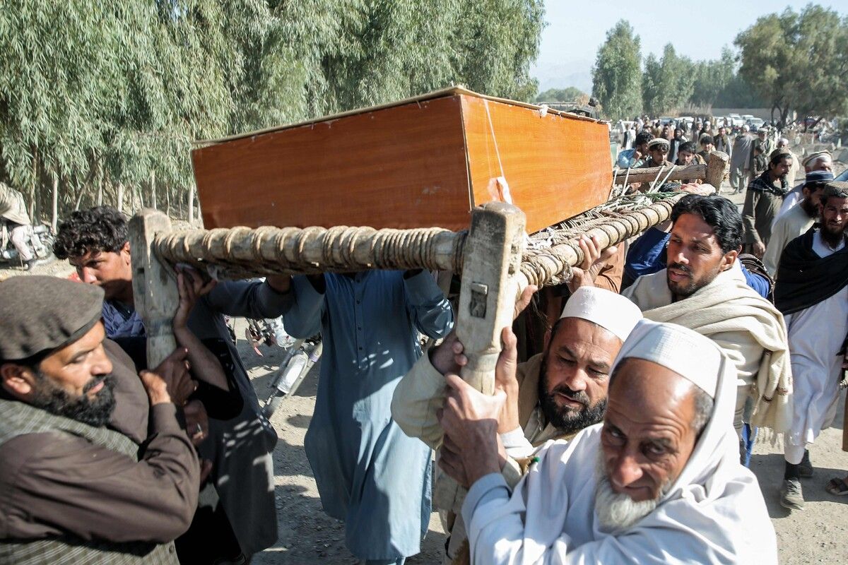 Angehörige tragen den Sarg eines Opfers, das beim Luftangriff getötet wurde.⇒AFP