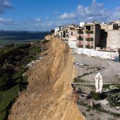 Wohnhaus stürzt in Niscemi in Abgrund