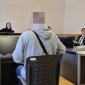 Polizisten mit Eisenstange angegriffen