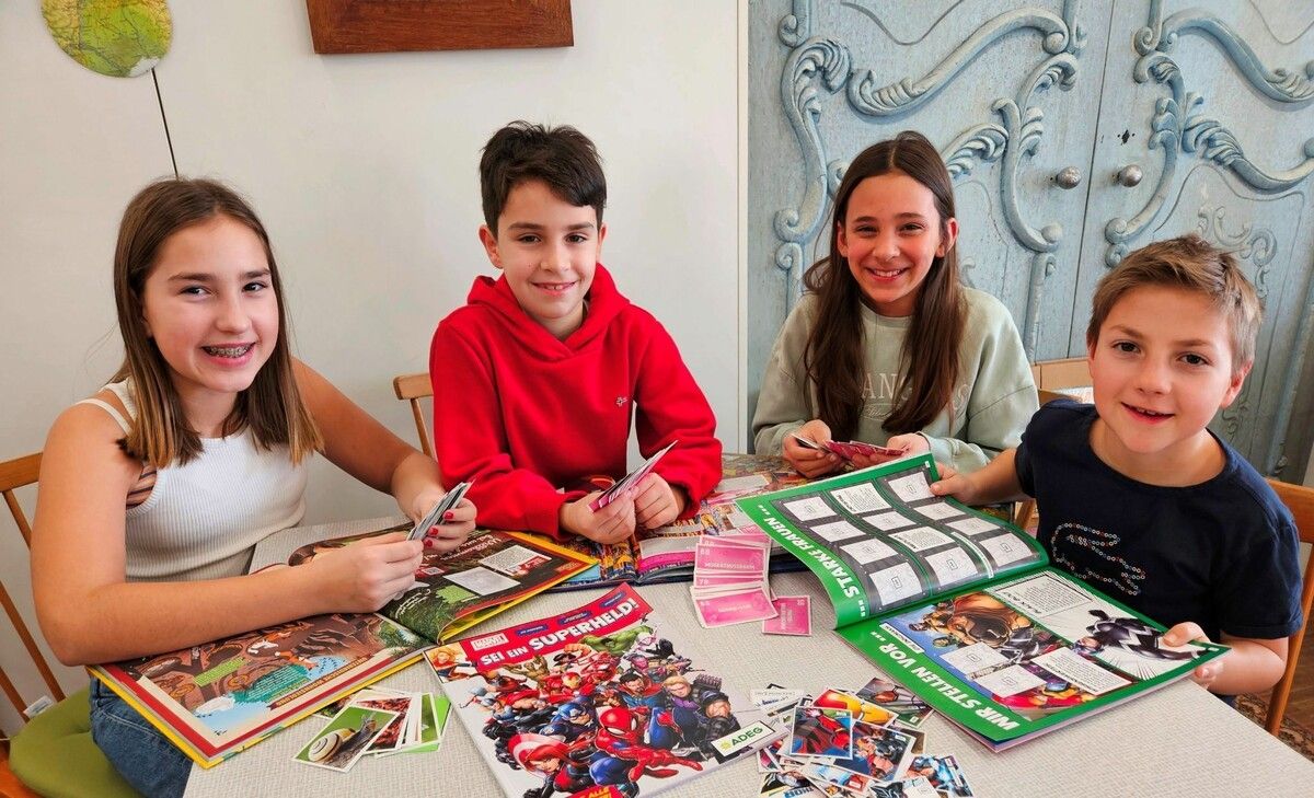 Auch Flora, Vincent, Felipa und Wendelin sind mit ihren Alben von SPAR und ADEG bei den Stickertauschtagen im Lochauer Brockenhaus-Café mit dabei.⇒bms