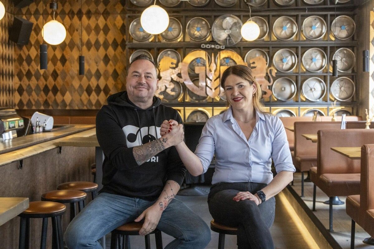 Auf eine gute Partnerschaft: Mike Erath ist Wirt in der Wandelbar im Gösser, Jill Sabrina Laner ist Wirtin im Restaurant. ⇒VN/Paulitsch (2)