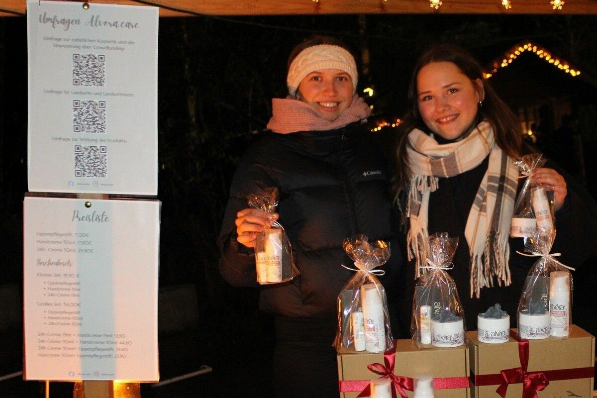 Auf Märkten haben Martina Büchele (r.) und Larissa Gmeiner ihr Projekt alvora.care getestet und diese Marktauftritte sorgfältig analysiert. Resümee: „Das Kunden-Feedback war überaus positiv und wir wurden bestärkt, unser Projekt auszubauen.“⇒