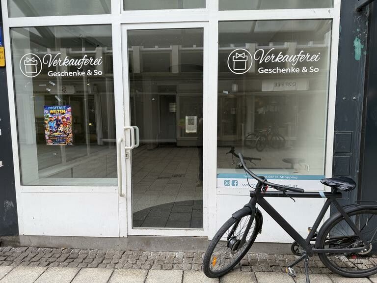 Aufmerksame Passanten sehen sie sofort: leerstehende Geschäftslokale in Bregenz. ⇒JOR