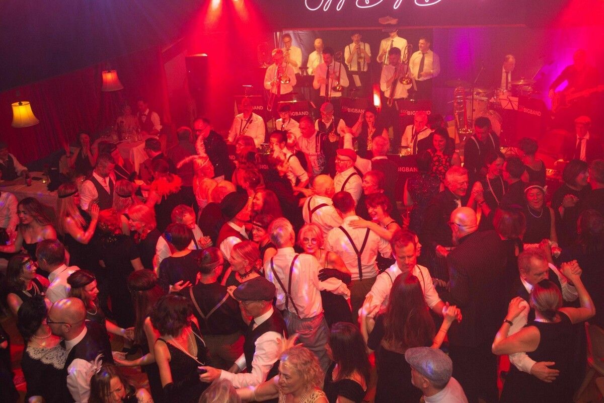 Ausgelassene Stimmung und heiße Sohlen bei Bigband-Sound.⇒Merbod Sohm