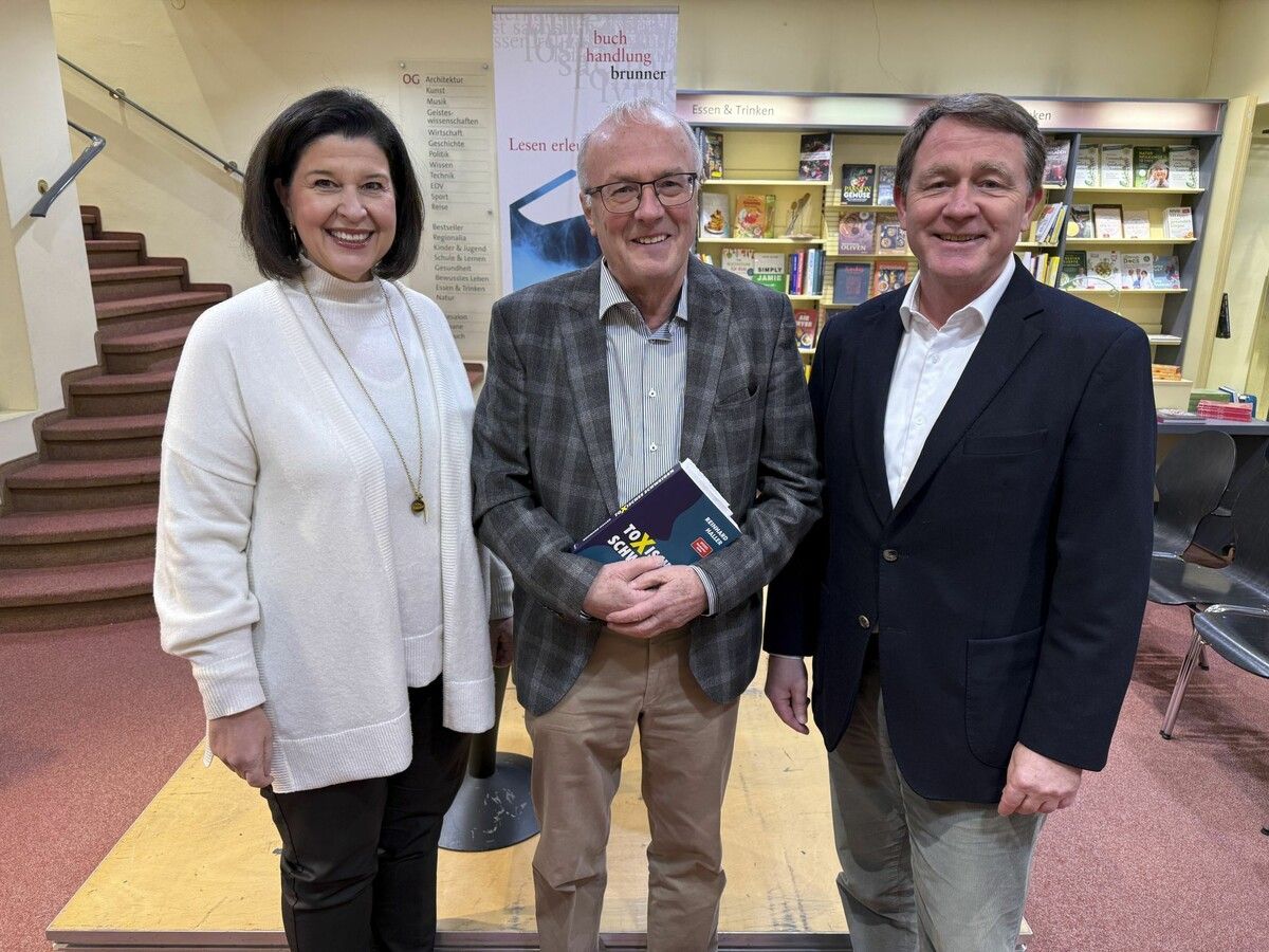 Autor Reinhard Haller mit Verena Brunner-Loss und Patrick Loss (r.) bei der Präsentation des neuen Bestsellers.⇒Franc