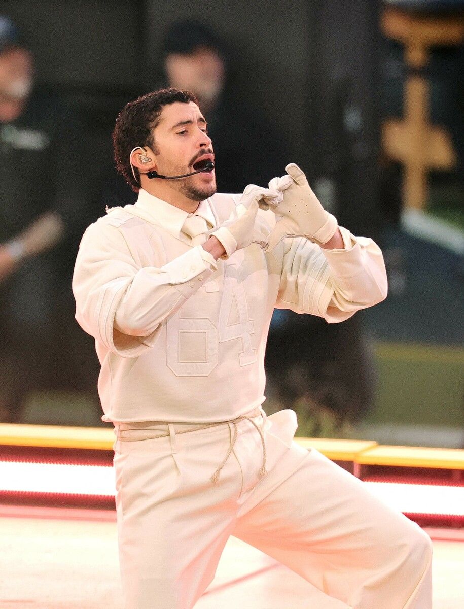 Bad Bunny bot dem Paar an, live in seiner Show zu heiraten. ⇒afp