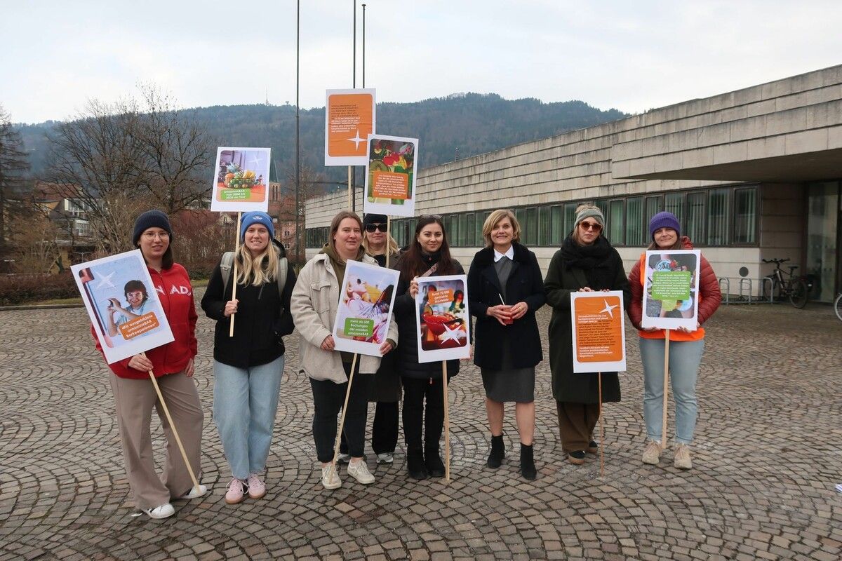 Barbara Schöbi-Fink mit den Mädchen und jungen Frauen der Amazone-Bar. ⇒amazone