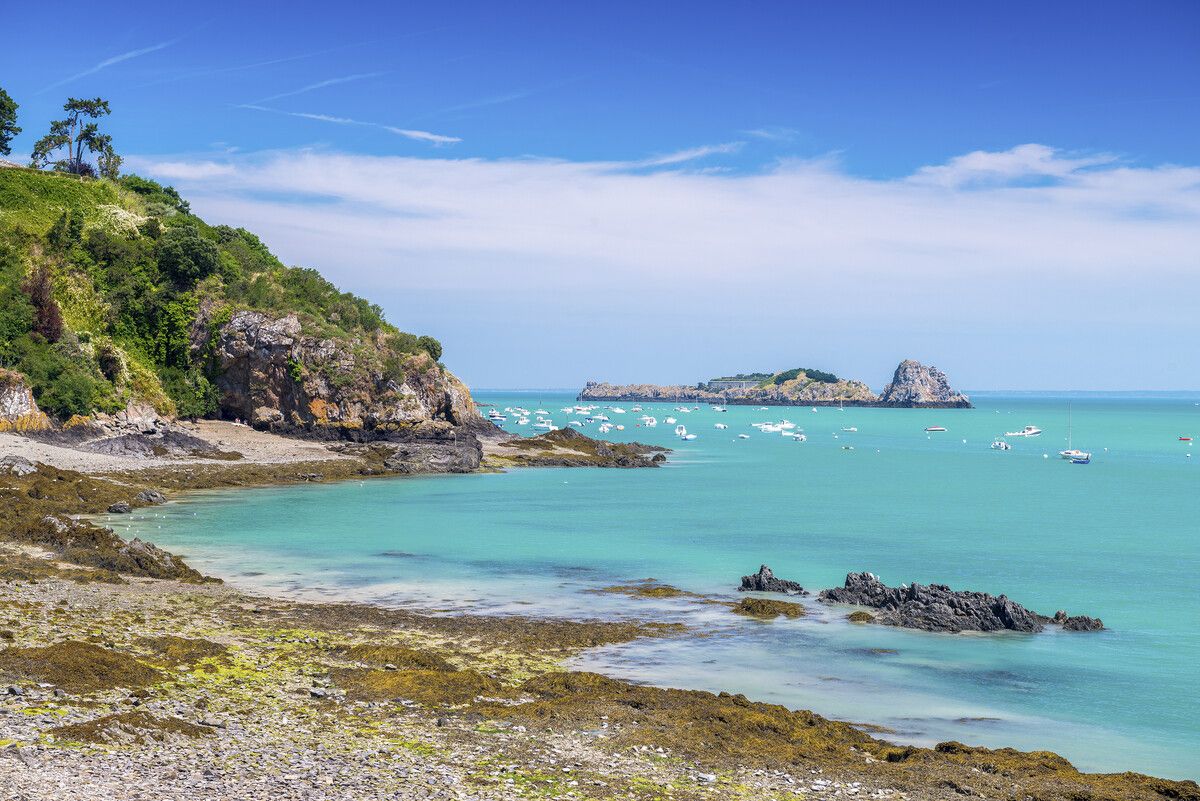 Bei Flut leuchtet das Wasser vor der bretonischen Küste türkis. Auch im Winter ein tolles Reiseziel. Shutterstock