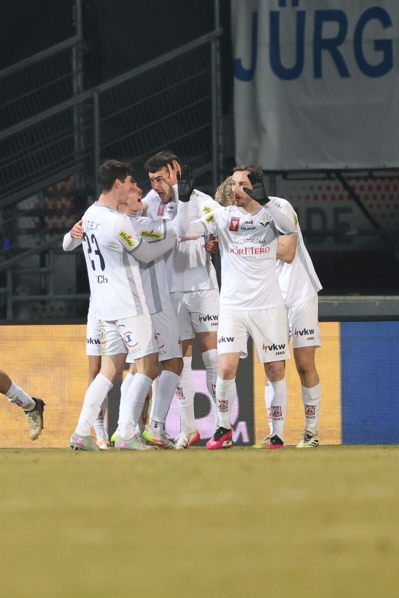 Benedikt Zech und Co. feiern Srdjan Hrstic nach seinem Treffer zum erlösenden 2:1 in der Verlängerung.⇒VN-Stiplovsek