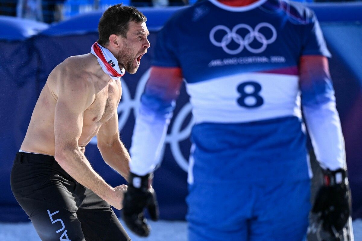 Benjamin Karl feierte im Zielraum seine zweite Goldmedaille im Snowboarden mit nacktem Oberkörper.⇒apa