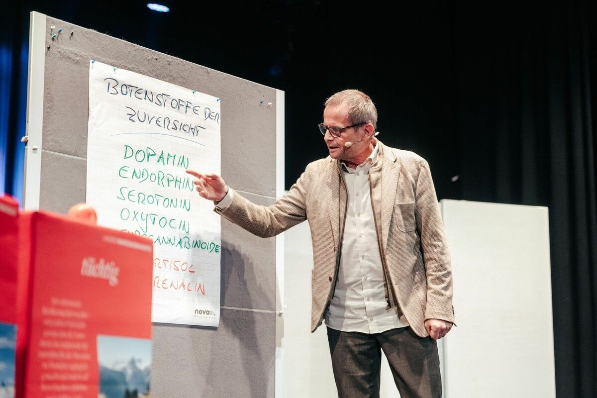 Bertram Strolz erklärt die neurowissenschaftliche Wirkung von Gedanken. ⇒Laurenz Burtscher (2)