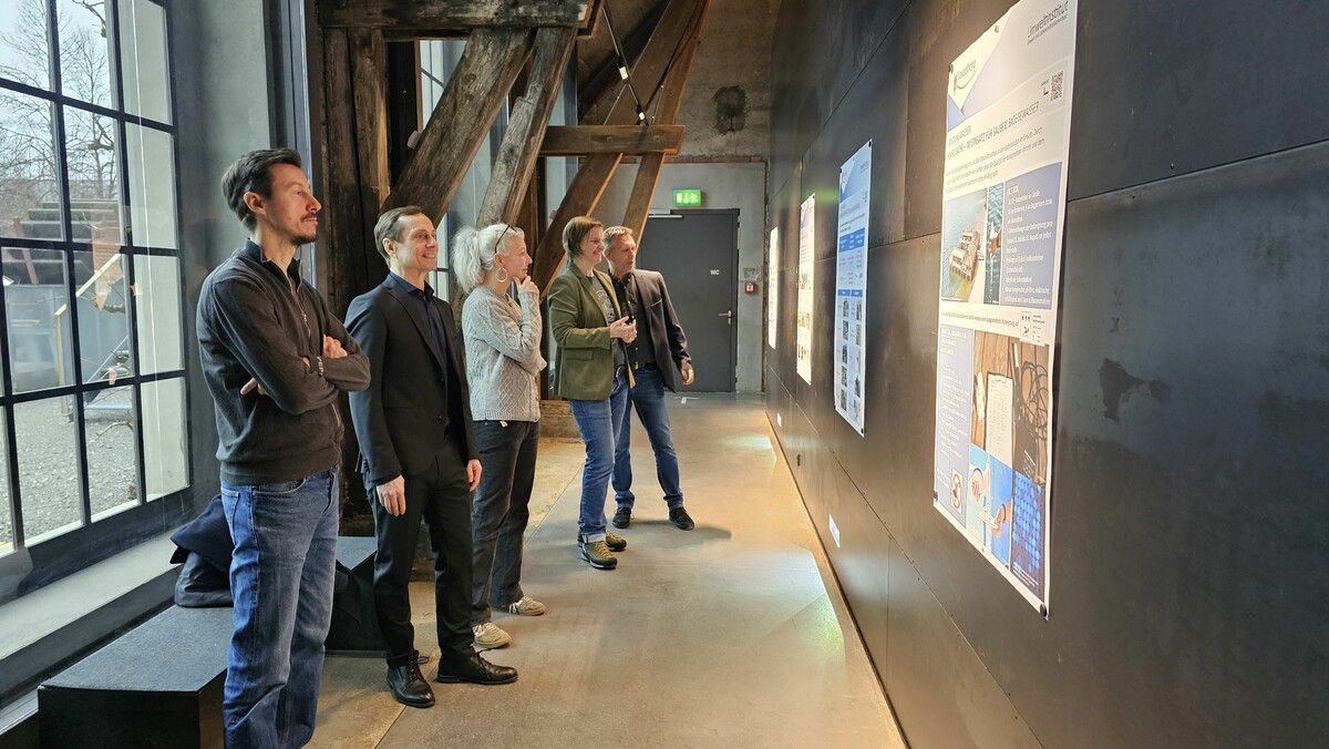 Besucher informieren sich in der inatura über 150 Jahre Arbeit des Umweltinstituts.⇒inatura