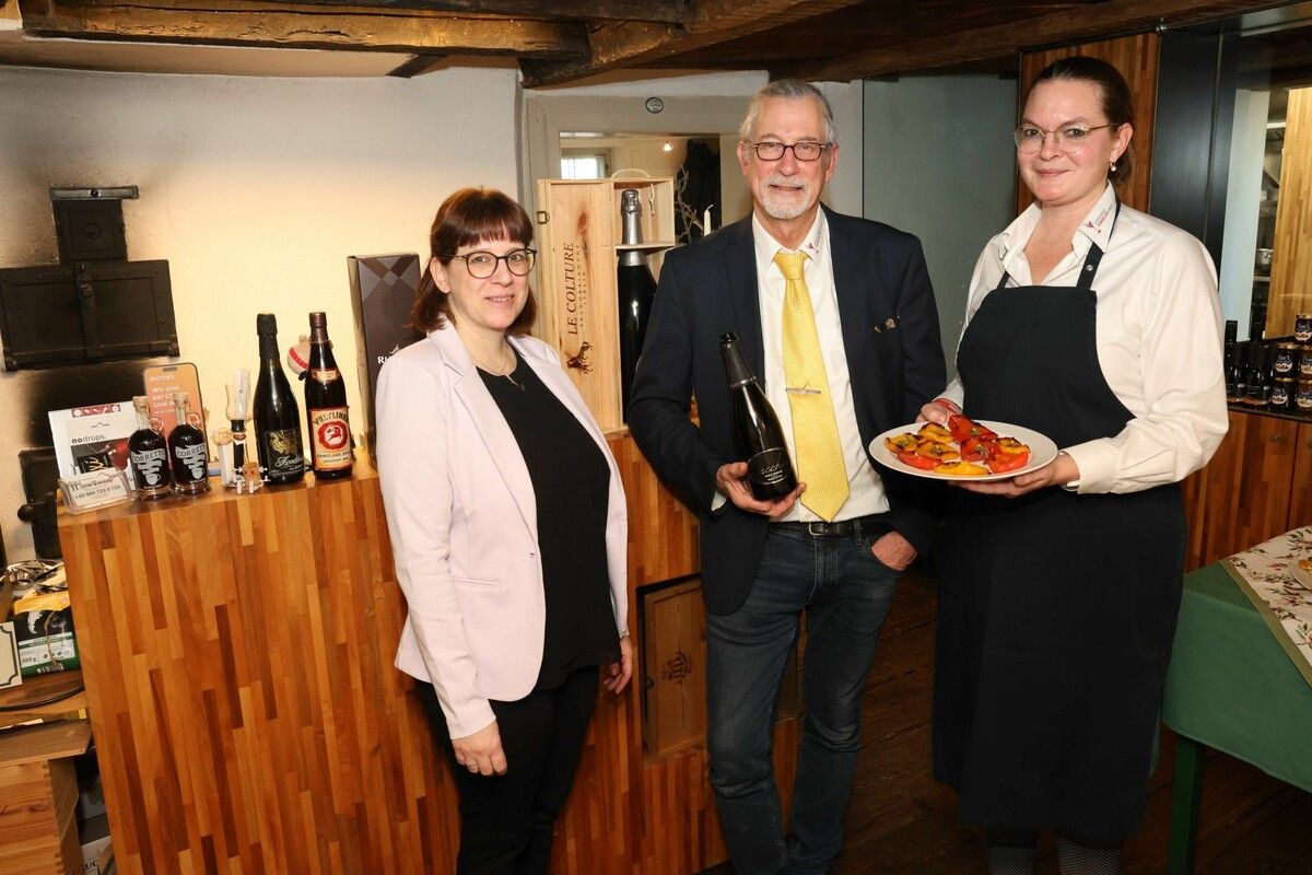 Bettina Stöger, VSOV-Präsident Peter Stöger mit Nadja Newertal.⇒Arno Meusburger