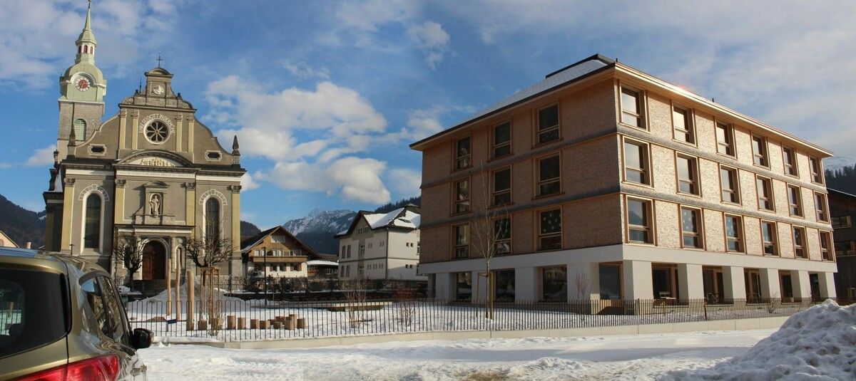 Bezau hat sein Dorfbild um die Pfarrkirche durch das Lernhaus stark verändert.