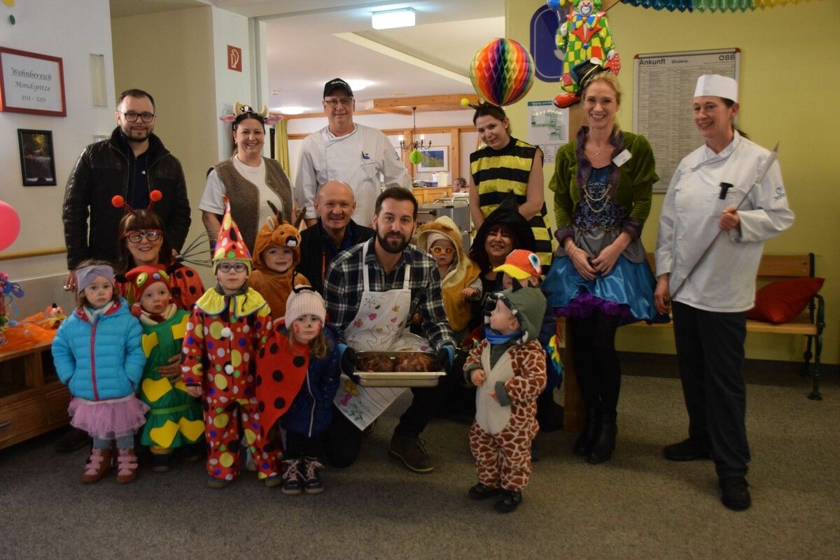 Bgm. Simon Tschann, Stadträte Andreas Fritz-Wachter, Joachim Weixlbaumer und SeneCura-Personal.⇒SCO