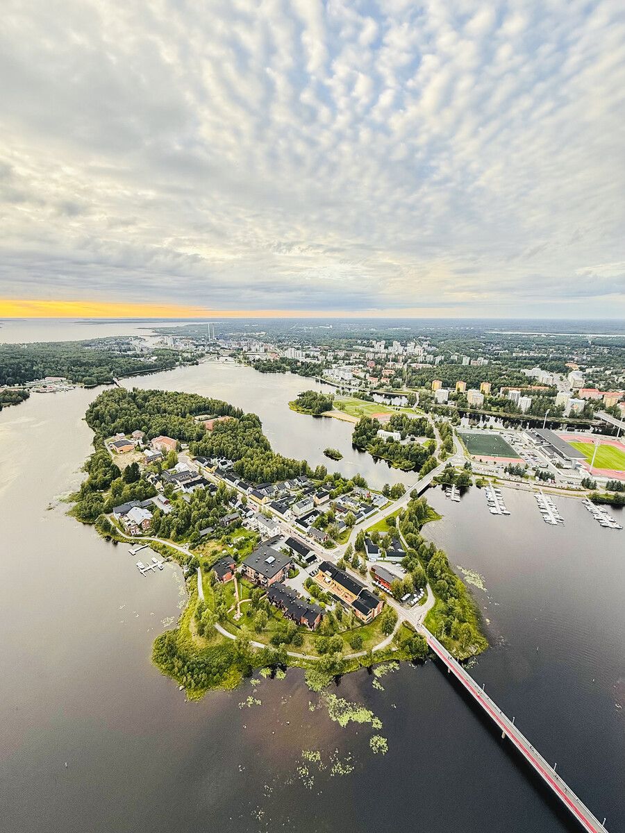 Blick über Oulu: Inseln, Brücken und Wasserläufe prägen die Stadt am Bottnischen Meerbusen. Visit Oulu