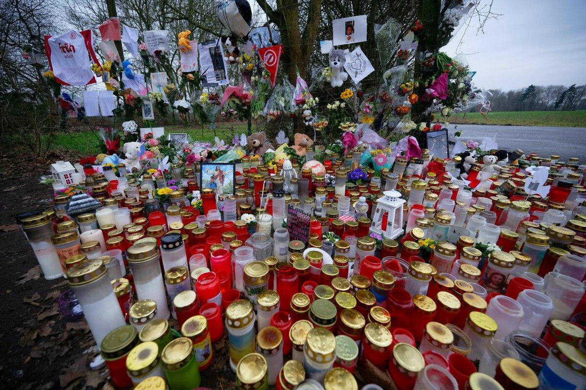 Blumen und Kerzen erinnern in Dormagen an den getöteten 14-jährigen Yosef. ⇒apa