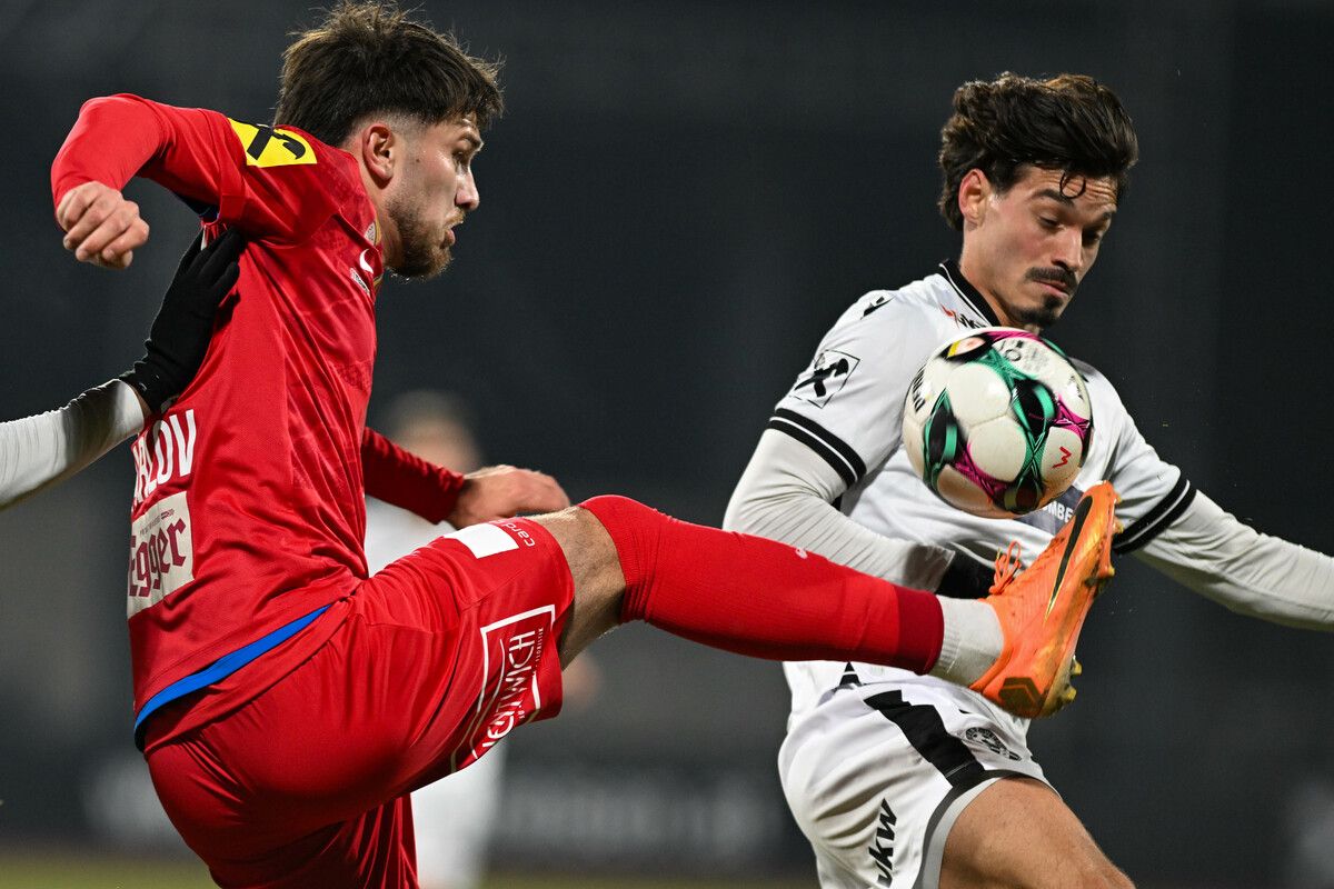 BREGENZ,AUSTRIA,12.DEC.25 - SOCCER - ADMIRAL 2. Liga, Schwarz Weiss Bregenz vs SKN Sankt Poelten. Image shows Din Barlov (St. Poelten) and Marko Martinovic (Bregenz). Photo: GEPA pictures/ Oliver Lerch