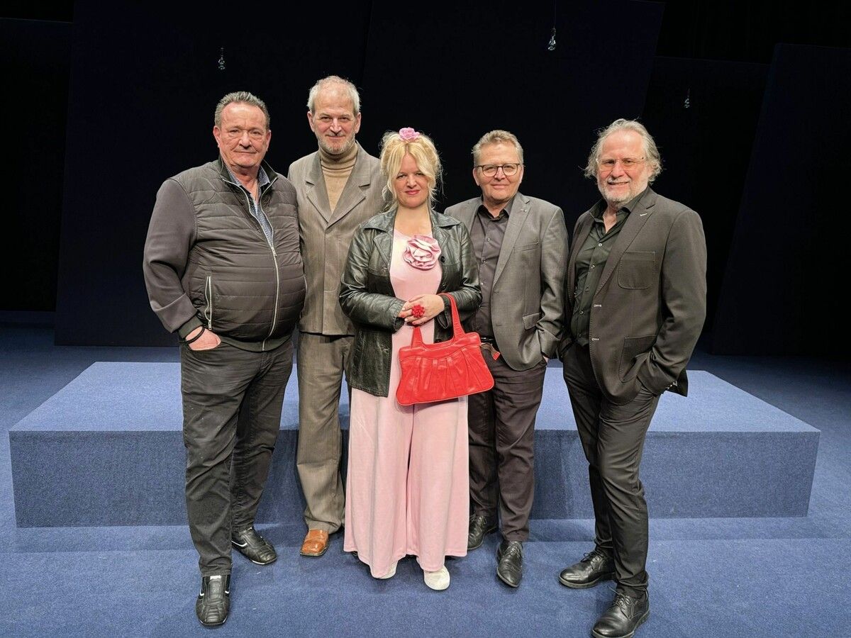 Bühnen- und Lichtdesigner Stefan Pfeistlinger, Autor Bernhard Studlar, Kostümbildnerin Nicole Wehinger, Regisseur Augustin Jagg und Musiker Herwig Hammerl bei der Premiere im Theater Kosmos.⇒SIE