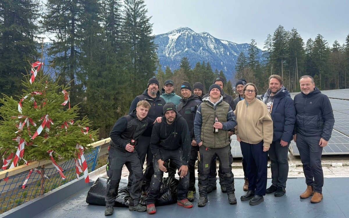 Bürgermeister und Obmann des DLZ Blumenegg Harald Witwer, Bmst. Roland Köfler und Vizebürgermeisterin Heike Hartmann, sowie die am Bau beteiligten Handwerker (v. r.).⇒hab