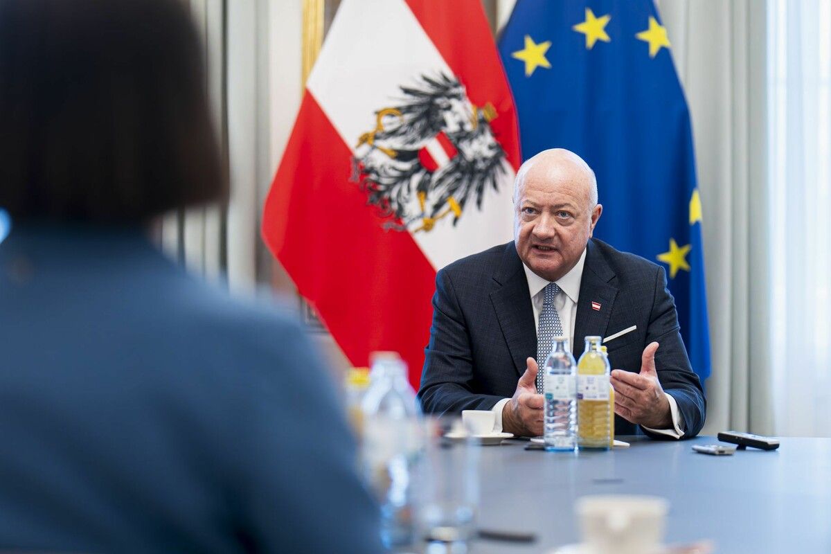 Bundeskanzler Christian Stocker will mit der Volksbefragung „ein Signal setzen“, damit sich die Menschen besser gehört fühlen. ⇒BKA