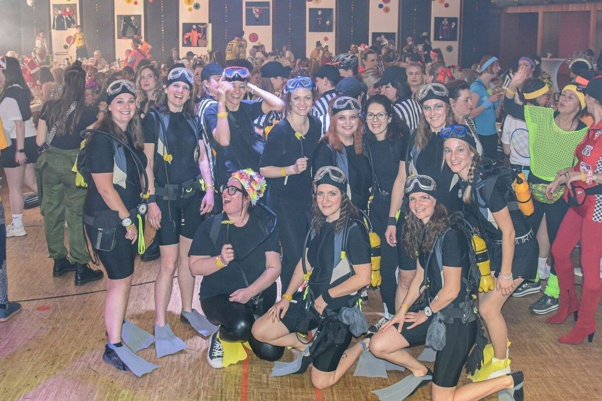 Bunt ging es zu auf dem ersten FC-Höchst-Faschingskränzle.⇒ppl (2)