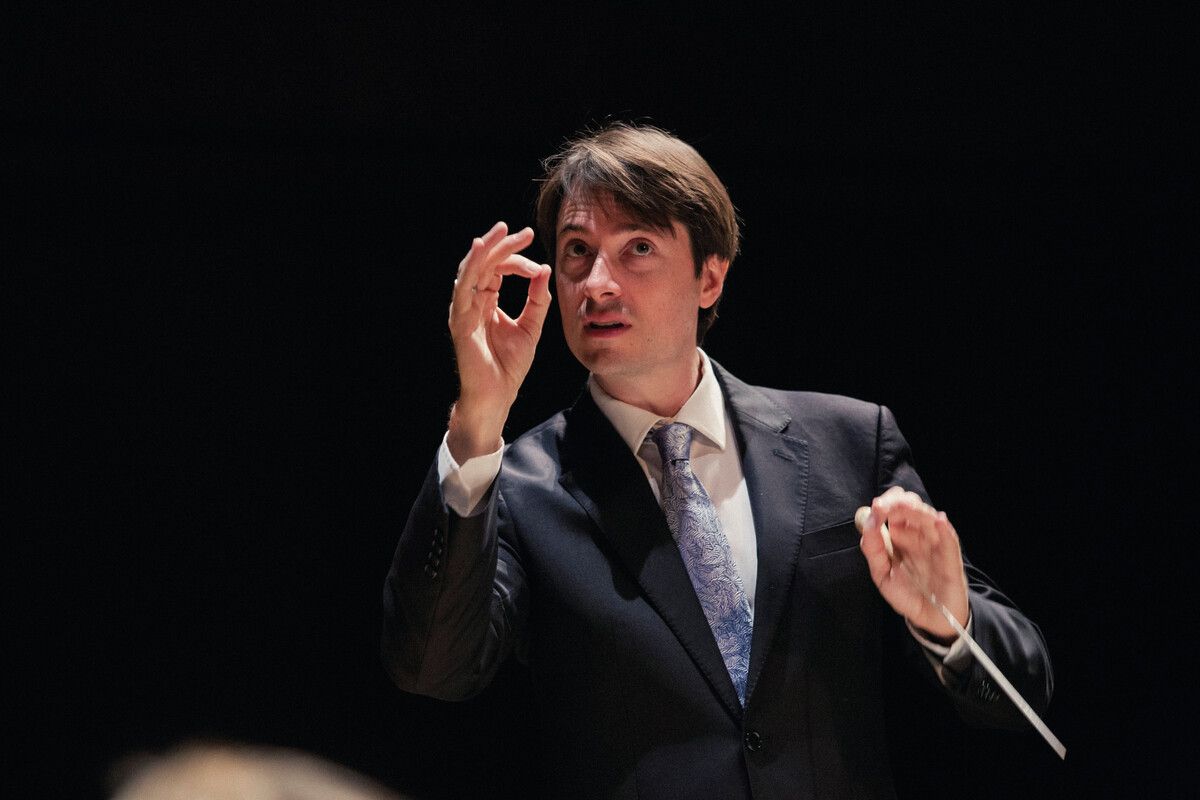 Chefdirigent Leo McFall leitet das Konzert 5 des Symphonieorchesters Vorarlberg.⇒Thomas Schrott