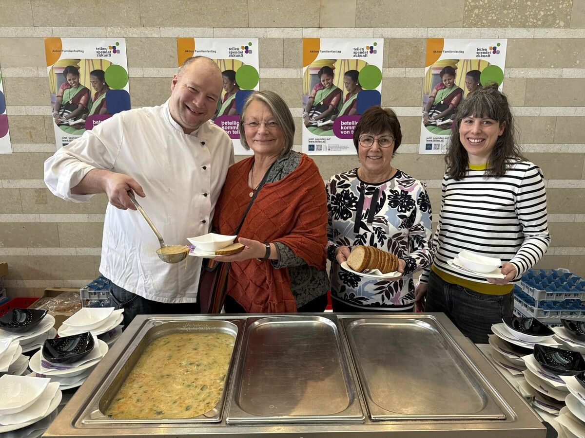 Chefkoch Stefan Hechenberger, Vorsitzende Waltraud Girardelli (kfb), Ingrid Metzler und Referentin Daniela Klocker beim Familienfasttag 2026.⇒Franc