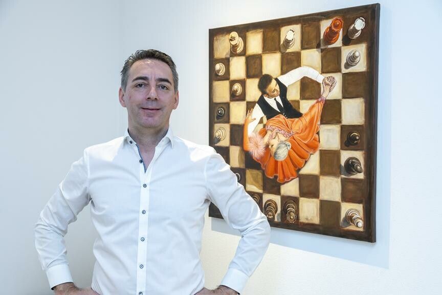 Christian Mathis von den Neos stellt den Grünen die Rute ins Fenster.⇒VN/RP (2)