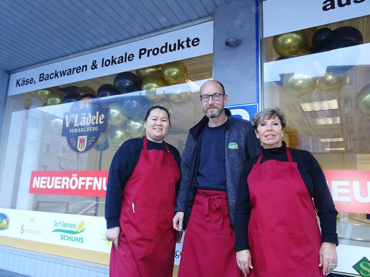 Christian Schmidt und die beiden Mitarbeiterinnen Dorjoo und Doris freuten sich über viele begeisterte Kunden am Eröffnungstag des neuen V-Lädeles im Hatlerdorf. ⇒cth (3)