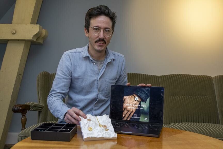 Christopher Graf mit seinem selbst entworfenen Schmuck. ⇒VN/Roland Paulitsch (3)