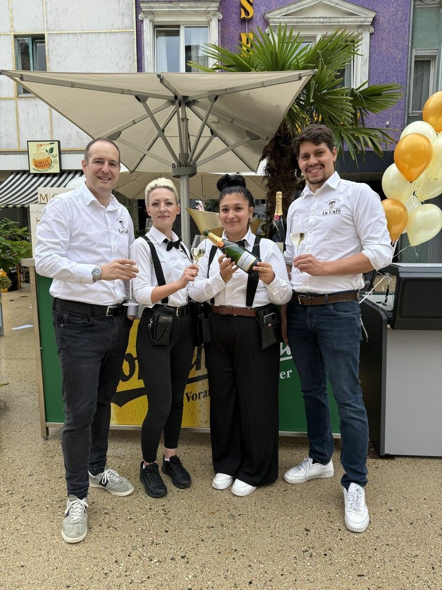 Claudio Errico (l.) und Manuel Vetter (r.) legen Wert darauf mit den Mitarbeitern auf Augenhöhe zu kommunizieren.⇒Marion Hofer