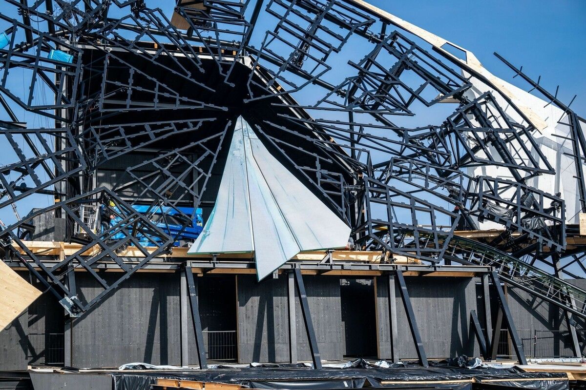 CNC-gefräste Holzplatten, bedrucktes Netzgewebe und lackierte Stegplatten werden den Eindruck zerbrochener Spiegelkanten erwecken. ⇒VN/Rhomberg (2)