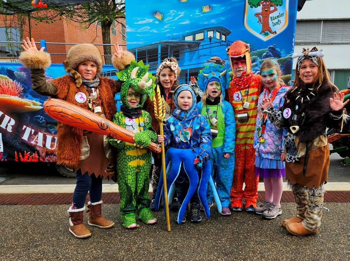 Dabei sein und mitmachen, so lautet die Devise für Jung und Alt beim historisch größten Faschingsumzug in Lochau. Ein tolles Fest, besonders für die vielen jungen Mäschgerle. ⇒bms (2)