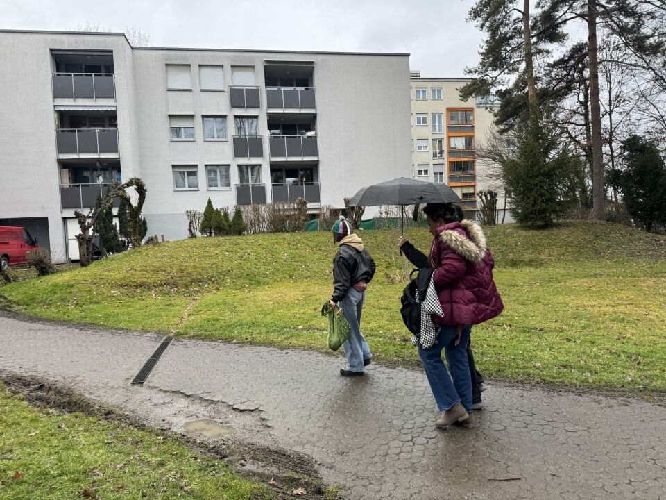 Damit die Frisur hält, werden die Schauspieler geshuttelt und mit dem Schirm in die Wohnung begleitet. ⇒Strobel/VOL.AT