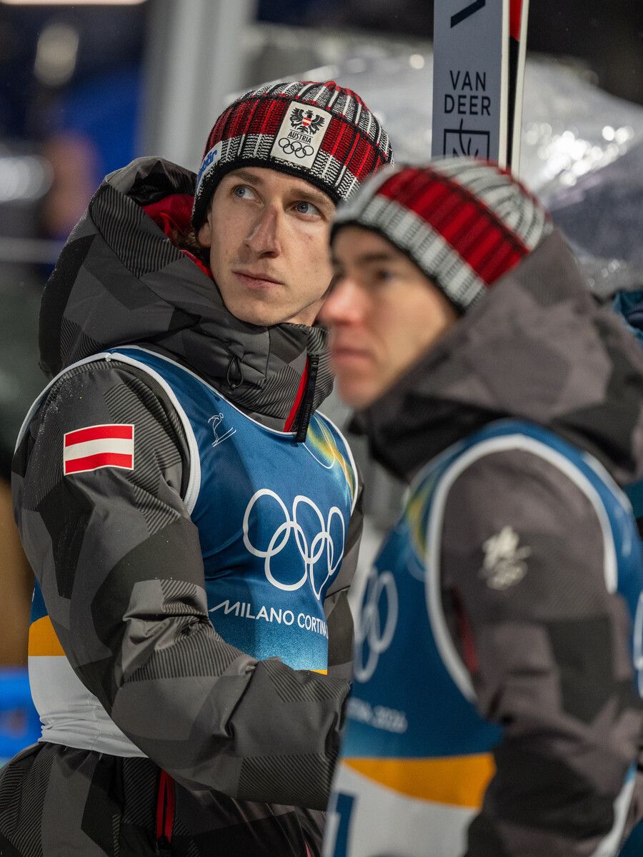 Daniel Tschofenig (l.) wurde disqualifiziert, Stefan Kraft schaffte es nicht einmal ins Finale auf der Großschanze.