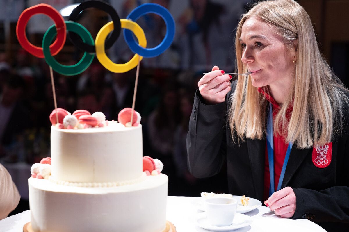 Das erste Stück von der Olympiatorte gehörte der Goldmedaillengewinnerin Ariane Rädler.⇒Serra